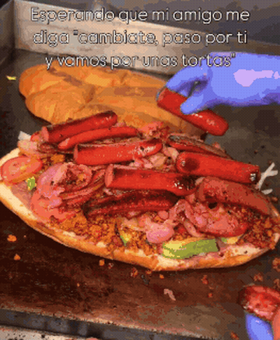 A Bunch Of Hot Dogs On A Bun With The Words Esperando Que Mi Amigo Me Diga Cambiate GIF