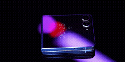 A Cell Phone With The Time Of 20:25 On The Screen GIF
