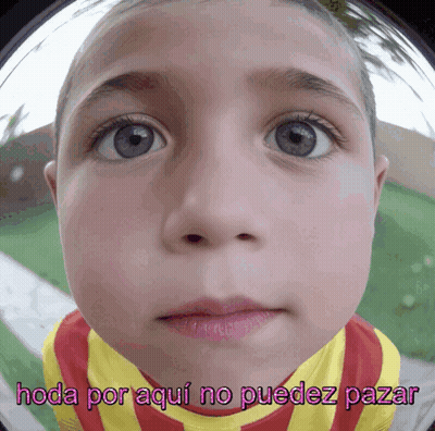 A Close Up Of A Child 'S Face With The Words " Hoda Por Aqui No Puedez Pazar " Above It GIF