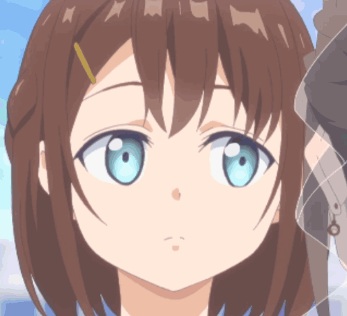 un primer plano del rostro de una chica con ojos azules y cabello castaño GIF