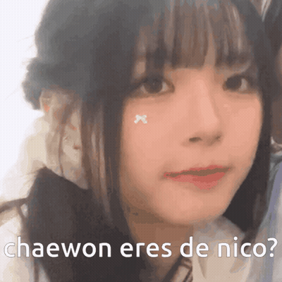 A Close Up Of A Girl 'S Face With The Words Chaewon Eres De Nico On The Bottom GIF