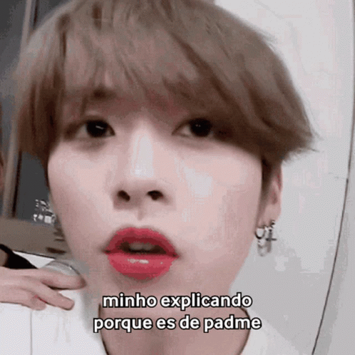 A Close Up Of A Person 'S Face With The Words Minho Explicando Porque Es De Padme On The Bottom GIF