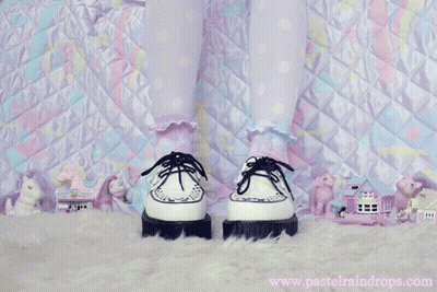 a close up of a shoe with the website www.pasteiraindrops.com visible in the corner