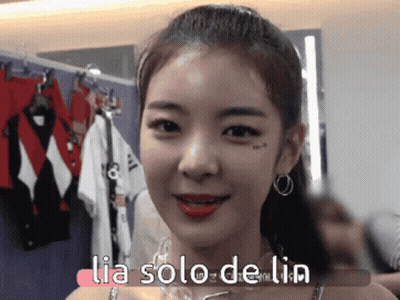 A Close Up Of A Woman 'S Face With The Words Lia Solo De Lin On The Bottom GIF