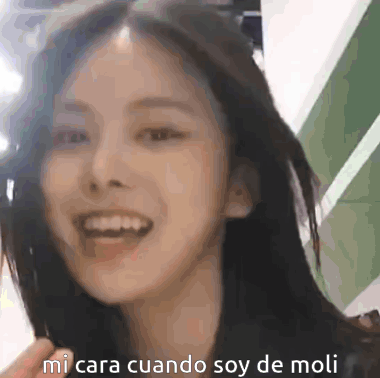 A Close Up Of A Woman 'S Face With The Words Mi Cara Cuando Soy De Moli GIF