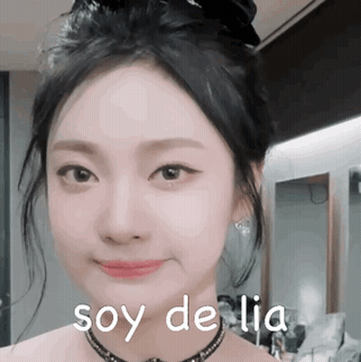 A Close Up Of A Woman 'S Face With The Words Soy De Lia Written On The Bottom . GIF
