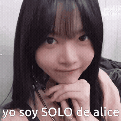 A Close Up Of A Woman 'S Face With The Words Yo Soy Solo De Alice Written On The Bottom GIF