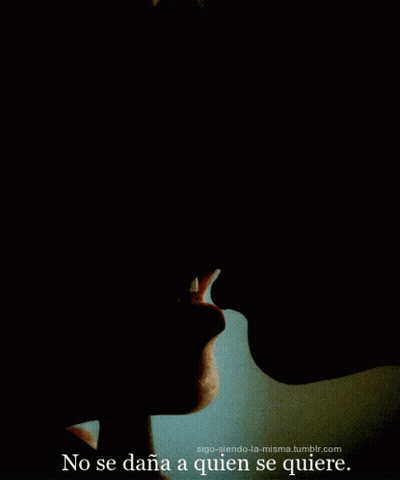 A Couple Kissing With The Words No Se Dana A Quien Se Quiere Below GIF