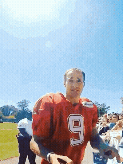 A Football Player In A Red Jersey With The Number 9 On It GIF