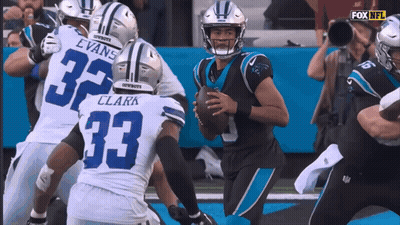 A Football Player With The Number 33 On Their Jersey GIF