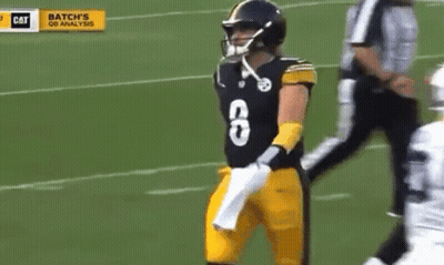A Football Player With The Number 8 On Their Jersey GIF