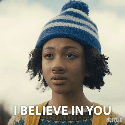 una chica con un gorro y un suéter de rayas azules y blancas dice creo en ti GIF