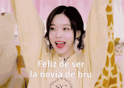 A Girl With Her Arms In The Air And The Words Feliz De Ser La Novia De Bru Written On The Bottom GIF