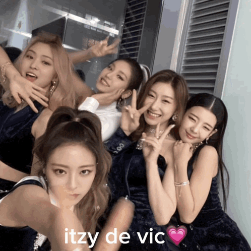 A Group Of Girls Posing For A Picture With The Words Itzy De Vic In The Upper Right Corner GIF