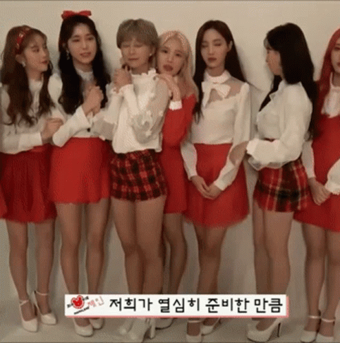 A Group Of Girls Standing Next To Each Other With Korean Writing On The Bottom Left GIF