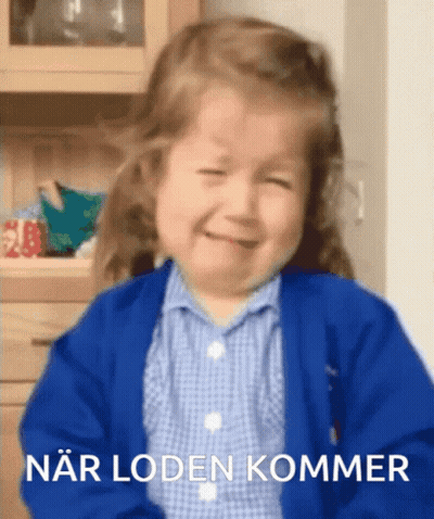 A Little Girl In A Blue Jacket With The Words När Loden Kommer On The Bottom GIF
