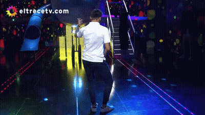 A Man Dancing On A Stage With Eltrecetv.com Written On The Bottom GIF