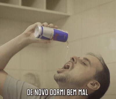 A Man Drinking From A Can Of Red Bull With The Words De Novo Dormi Bem Mal Below Him GIF