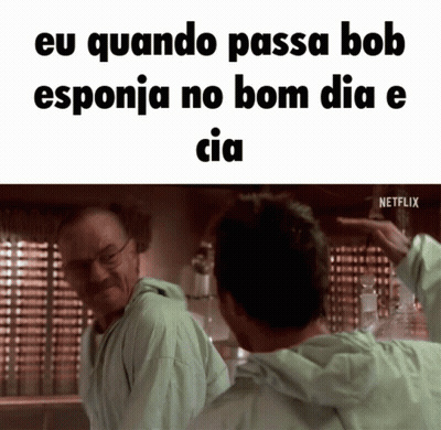 A Man In A Bathrobe Looks At Himself In A Mirror And Says " Eu Quando Passa Bob Esponja No Bom Dia " GIF
