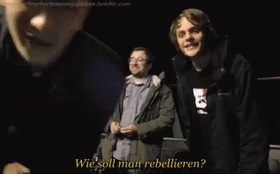 A Man In A Black Jacket Says Wie Soll Man Rebelleren GIF