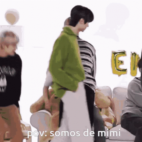 A Man In A Green Sweater Is Standing In Front Of A Group Of People And Says " Pov Somos De Mimi " GIF