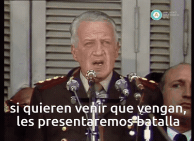 A Man In A Military Uniform Speaks Into A Microphone With The Words " Si Quieren Venir Que Vengan Les Presentaremos Bata GIF