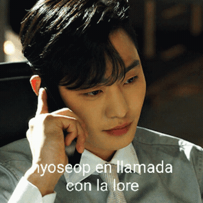 A Man In A Suit And Tie Is Talking On A Cell Phone With A Caption That Says Nyoseop En Llamada Con La Lore GIF