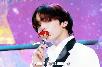 A Man In A Tuxedo Is Holding A Red Rose In His Mouth With The Words Para Mi Novia Anna Written Below Him GIF