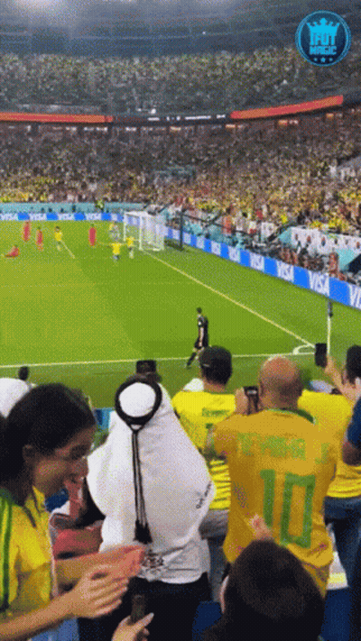 A Man In A Yellow Jersey With The Number 10 GIF