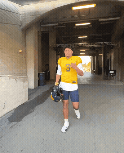 A Man In A Yellow Jersey With The Number 3 On It GIF
