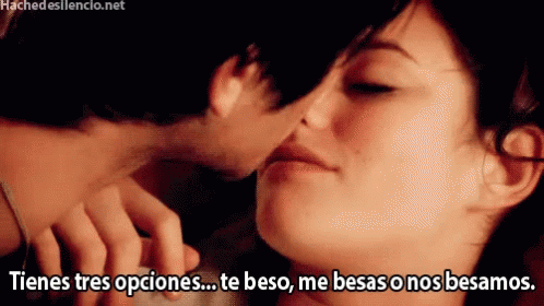 A Man Kissing A Woman With The Words Tienes Tres Opciones In The Corner GIF