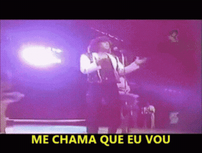 A Man Singing Into A Microphone With The Words Me Chama Que Eu Vou Written Below Him GIF