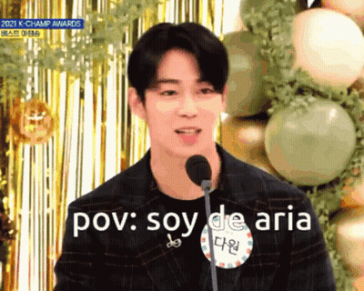 A Man Stands In Front Of A Microphone With The Words Pov Soy De Aria Written In Front Of Him GIF