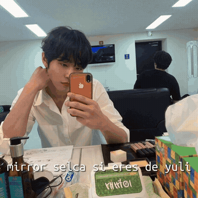 A Man Taking A Selfie With The Words Mirror Selca Si Eres De Yuti Written Below Him GIF