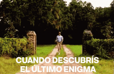 A Man Walking Down A Dirt Road With The Words " Cuando Descubris El Ultimo Enigma " Above Him GIF