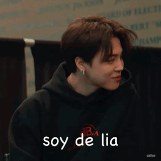 A Man Wearing A Black Hoodie With The Words Soy De Lia Written On It GIF