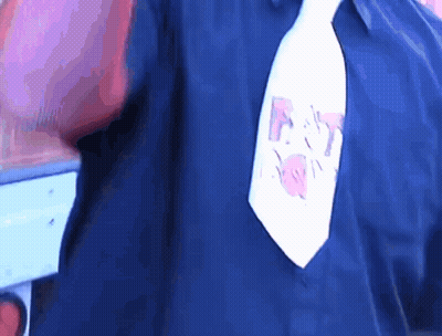 un hombre con camisa azul y corbata blanca con un dibujo de un elefante GIF