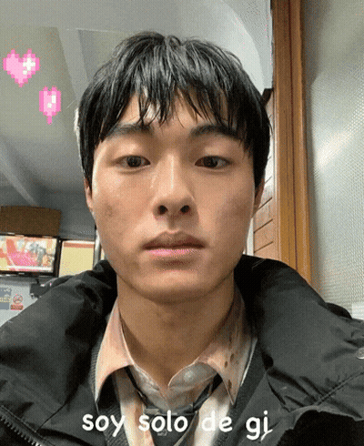 A Man Wearing A Jacket And Tie With The Words Soy Solo De Gi On His Face GIF