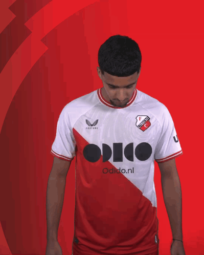 A Man Wearing A Red And White Soccer Jersey With The Word Oido On It GIF
