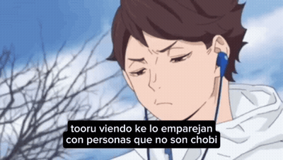 A Man Wearing Headphones With A Caption That Says Tooru Viendo Ke Lo Emparejan Con Personas Que No Son Chobi . GIF