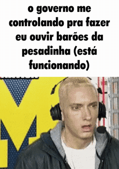 A Man Wearing Headphones With The Words O Governo Me Controlando Pra Fazer Eu Ouvir Barões Da Pesadinha ( Esta Funcionan GIF
