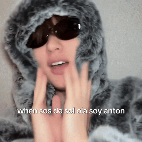 Person In Fur Coat And Sunglasses Saying When Sos De Sol Ola Soy Anton GIF