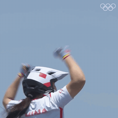 A Person Wearing A Helmet And A Shirt That Says ' De ' On It GIF