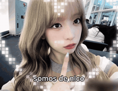 A Picture Of A Girl With Blonde Hair And The Words Somos De Nico Above Her GIF