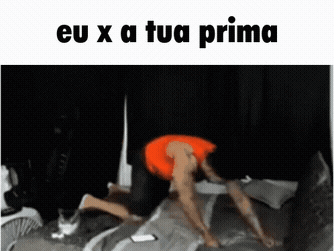 A Picture Of A Person Laying On A Bed With The Words Eu X A Tua Prima Below Them GIF