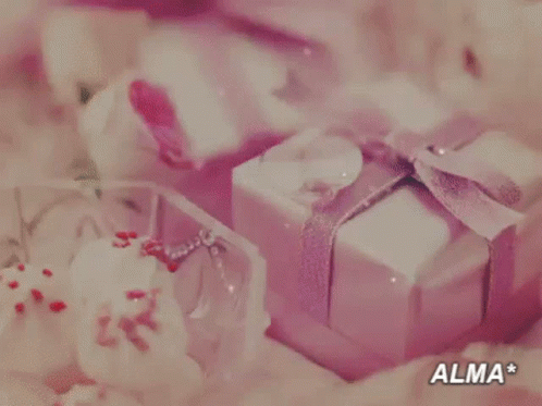 A Pink Heart With The Words Que La Paz Y El Amor Reinen En Tu Hogar Written On It GIF