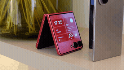 A Red Flip Phone With The Time Of 17:25 On The Screen GIF