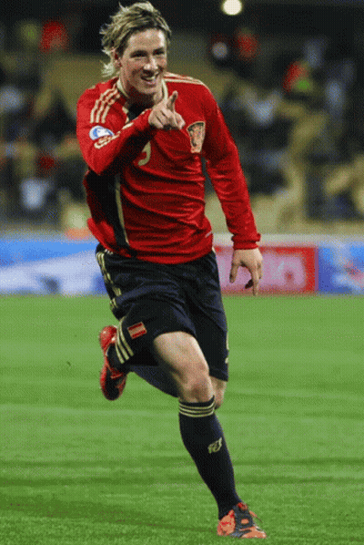 A Soccer Player In A Red Jersey With The Number 5 On It GIF
