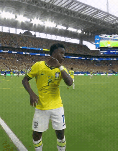 a soccer player in a yellow jersey with the number 7 on it