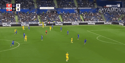 A Soccer Player In A Yellow Jersey With The Number 7 On It GIF